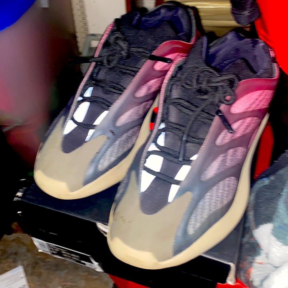 Yeezy 700 V3 Fade Carbon